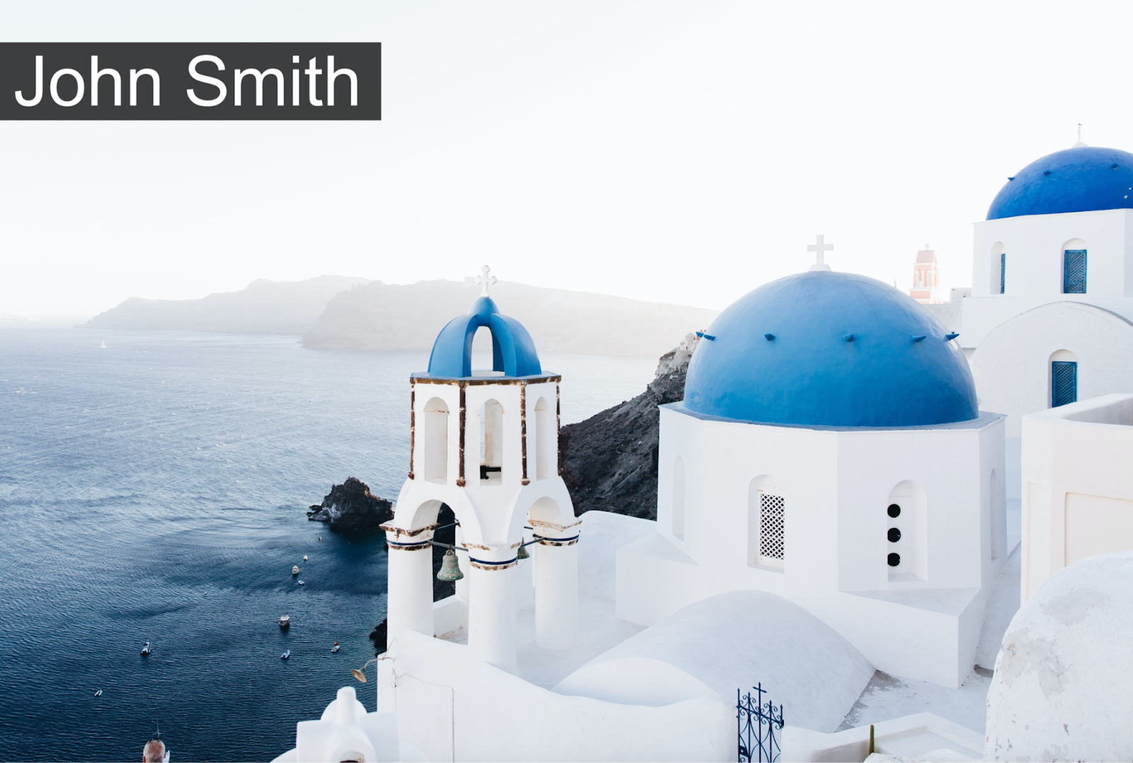 海を見下ろす青い屋根のある白い教会は、"John Smith"という言葉の"画像の左上にあり、オパージュの暗い大きな長方形に課されています。